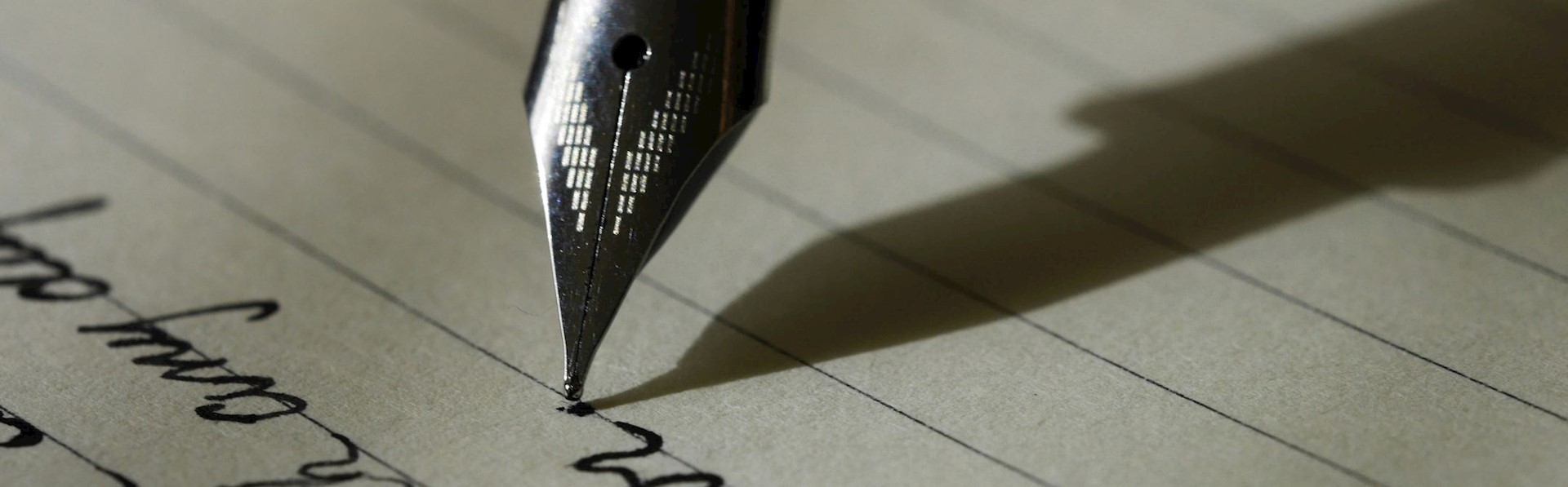 Vulpen die een handgeschreven tekst schrijft